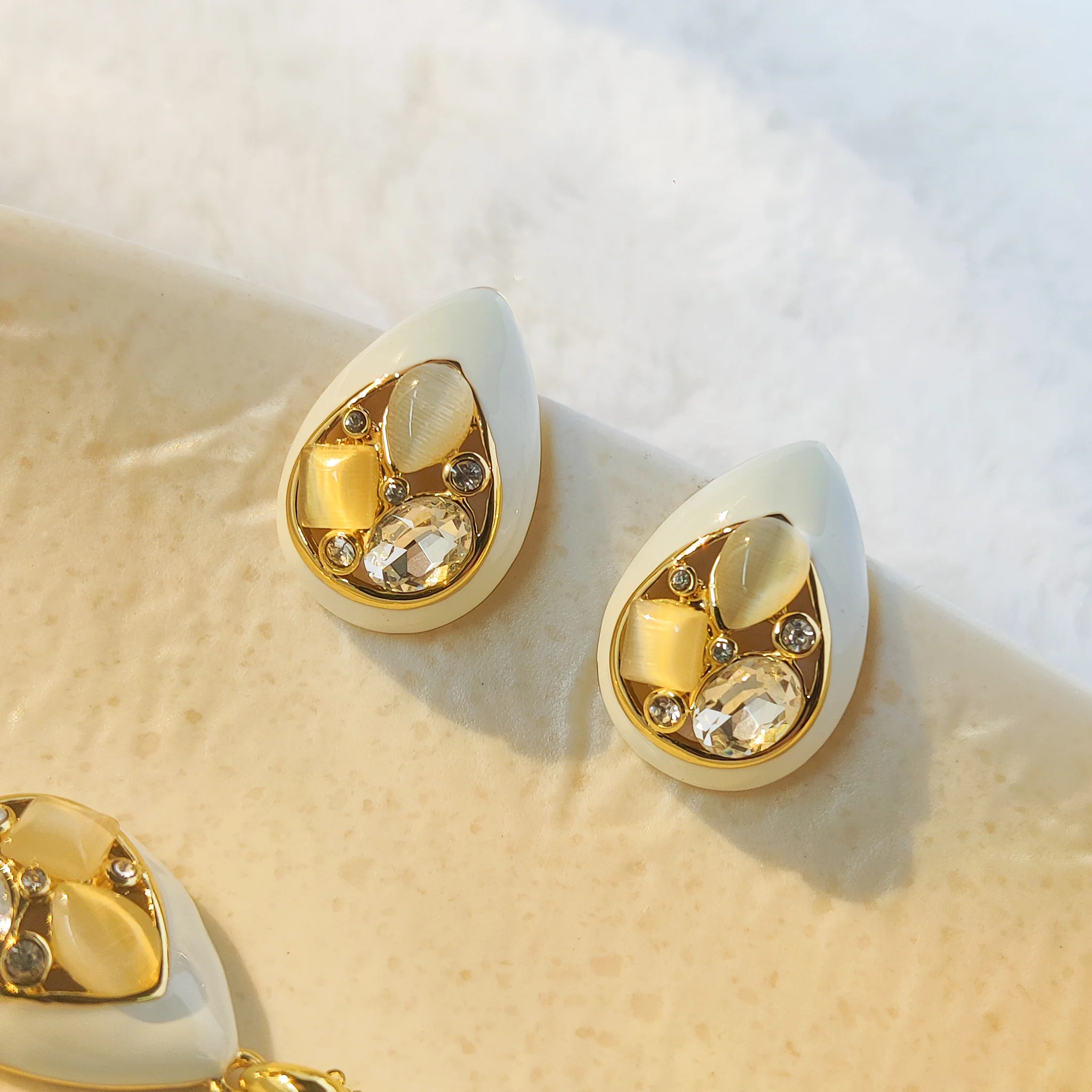 Golden Glow Teardrop Jewelry Set - Image 3